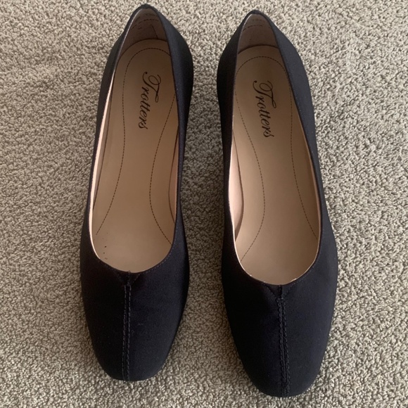 Trotters Doris Black Micro Slip On 1 1/4” Heel Shoes Womens Size 8M in Box MINT! - Picture 1 of 9